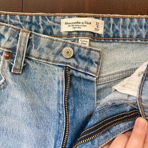 A&F Curve Love 90’s relaxed jean high rise size 27/4